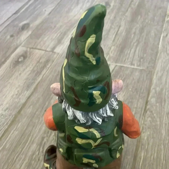 Garden gnome hunter hunting riffle in camouflage 15” - Picture 5 of 6